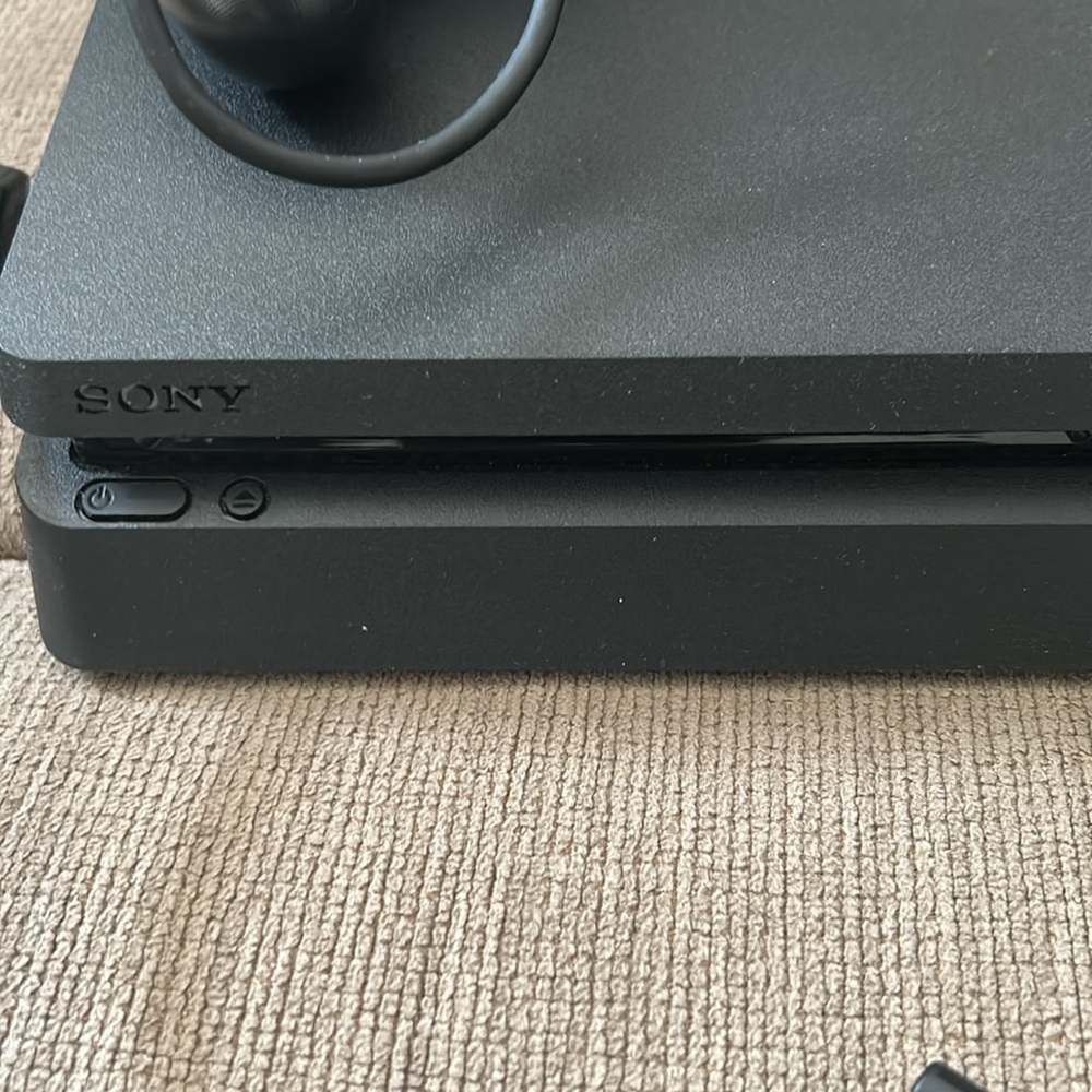 PS4 - Picture 2 of 3